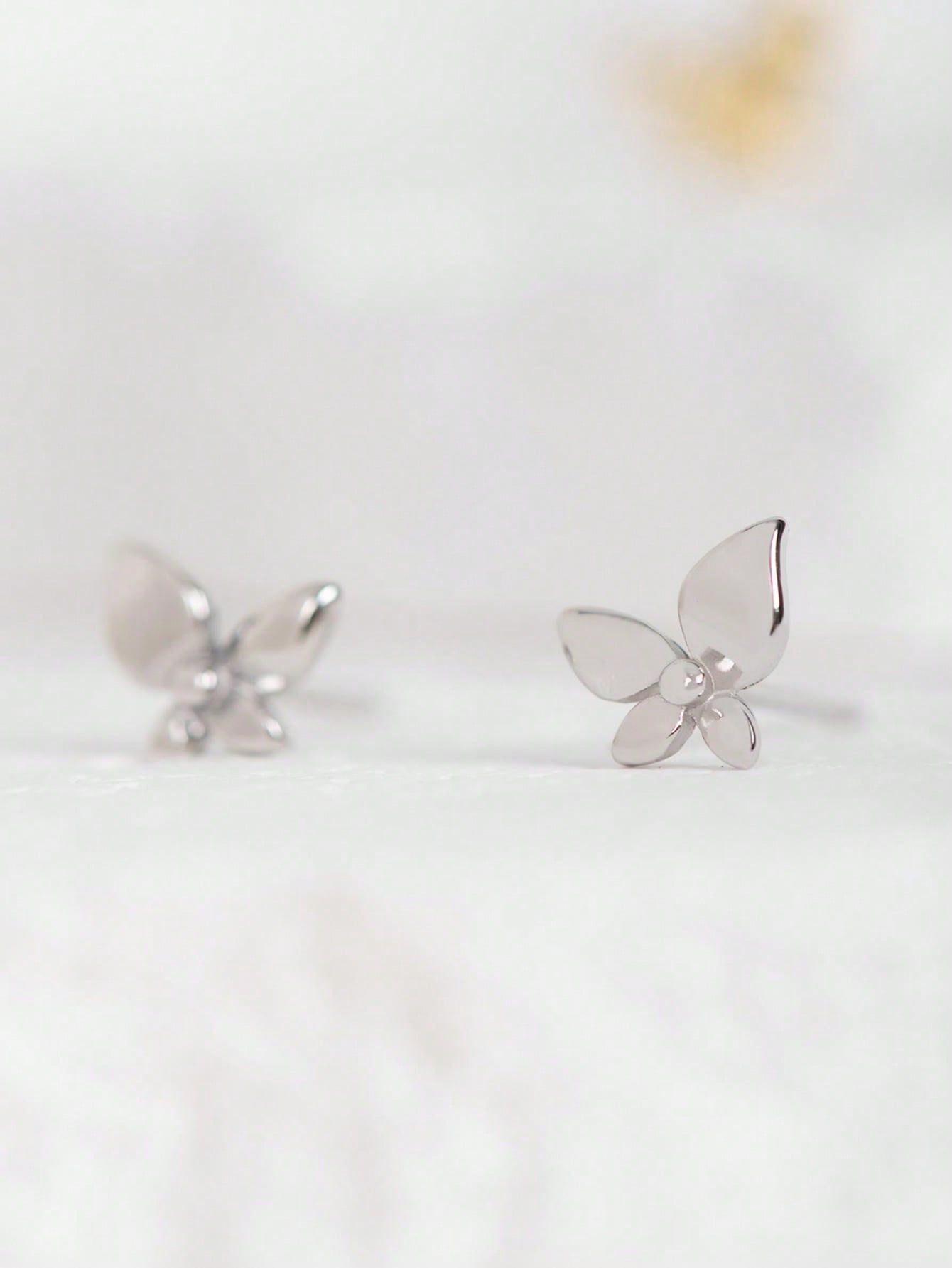 A pair of fashionable and light luxury silver flower-shaped stud earrings for ladies. Classic and suitable for daily commuting.