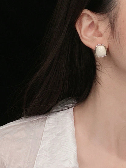 A pair of women's elegant and generous S925 silver earrings. Light luxury and fashionable, suitable for daily dating.