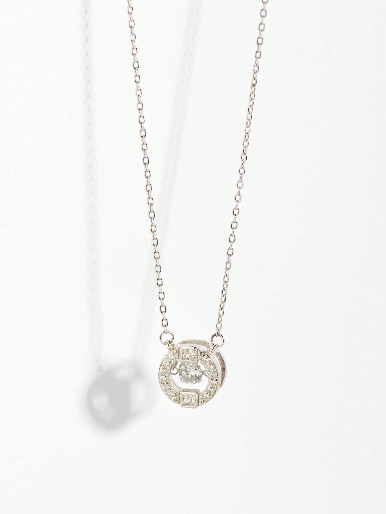 An elegant and light luxury S925 silver round pendant necklace. Fashionable and simple, suitable for dating, parties and commuting.