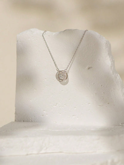 An elegant and light luxury S925 silver round pendant necklace. Fashionable and simple, suitable for dating, parties and commuting.