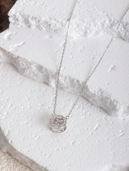 An elegant and light luxury S925 silver round pendant necklace. Fashionable and simple, suitable for dating, parties and commuting.