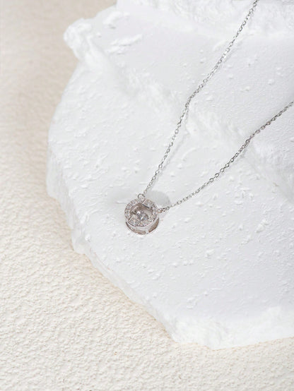 An elegant and light luxury S925 silver round pendant necklace. Fashionable and simple, suitable for dating, parties and commuting.