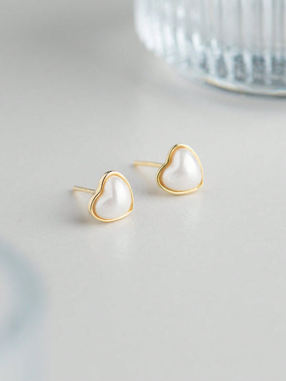 A pair of women's simple and elegant S925 sterling silver heart-shaped stud earrings. Fashionable and suitable for daily commuting, dating and parties.