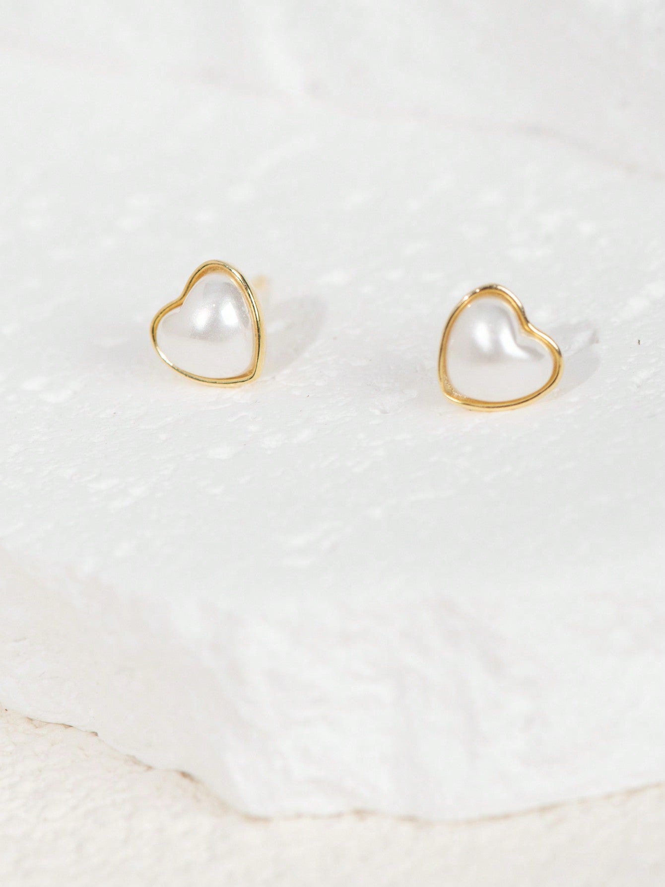 A pair of women's simple and elegant S925 sterling silver heart-shaped stud earrings. Fashionable and suitable for daily commuting, dating and parties.