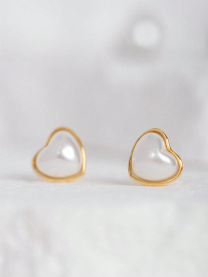 A pair of women's simple and elegant S925 sterling silver heart-shaped stud earrings. Fashionable and suitable for daily commuting, dating and parties.