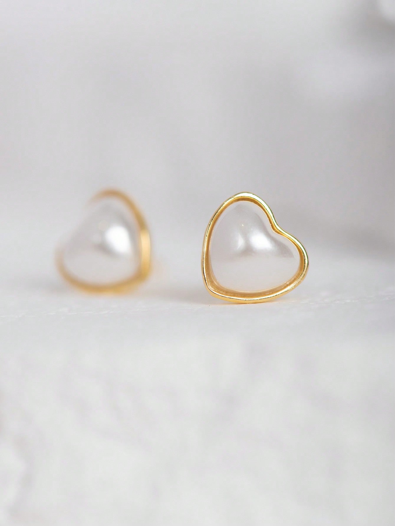 A pair of women's simple and elegant S925 sterling silver heart-shaped stud earrings. Fashionable and suitable for daily commuting, dating and parties.