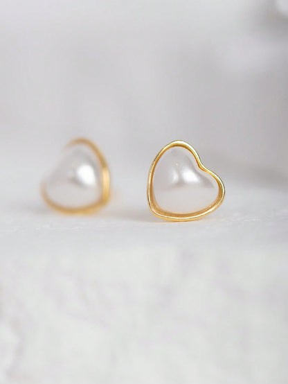 A pair of women's simple and elegant S925 sterling silver heart-shaped stud earrings. Fashionable and suitable for daily commuting, dating and parties.