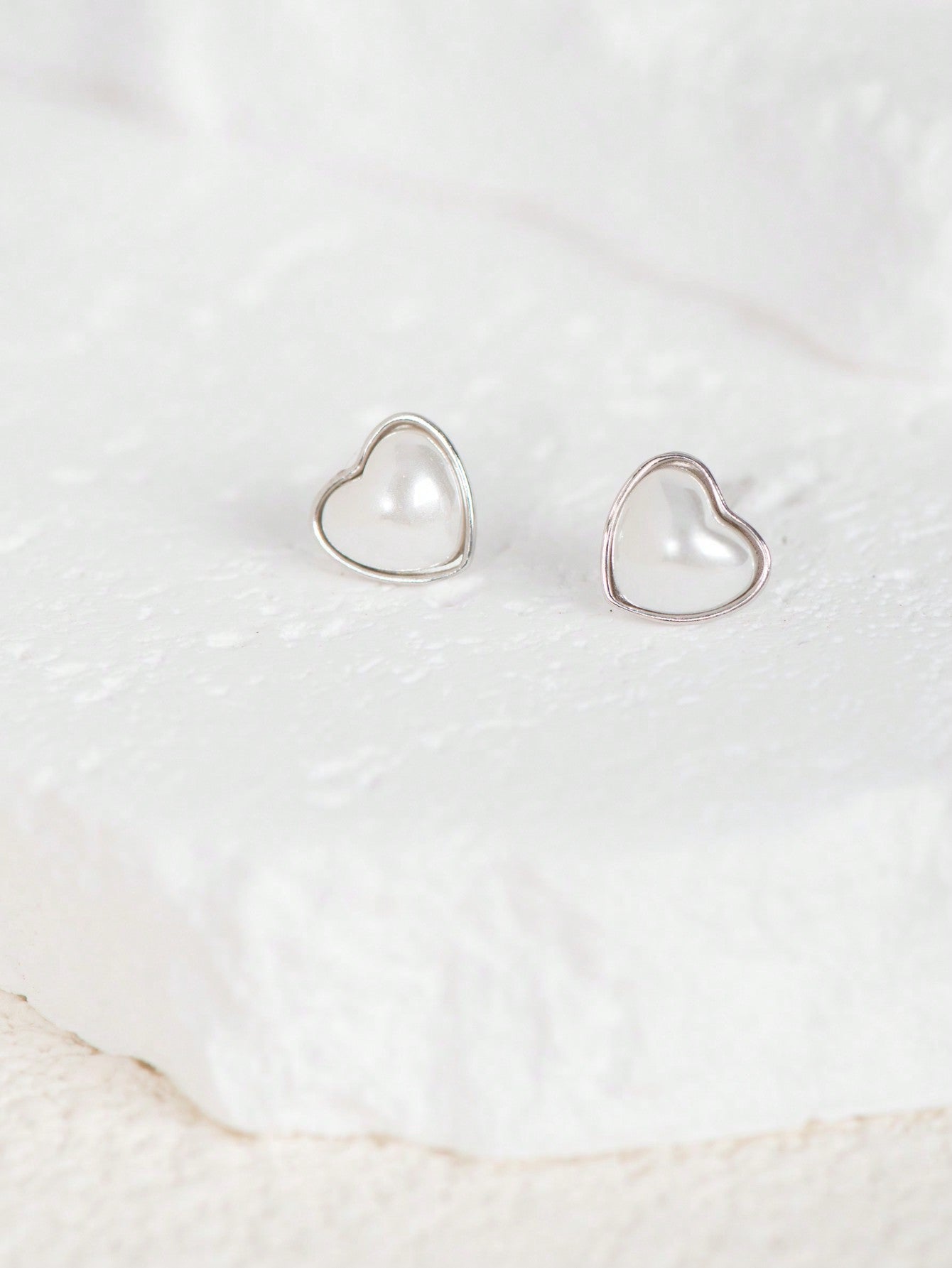 A pair of women's simple and elegant S925 sterling silver heart-shaped stud earrings. Fashionable and suitable for daily commuting, dating and parties.