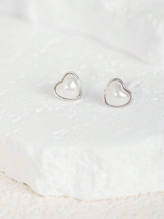 A pair of women's simple and elegant S925 sterling silver heart-shaped stud earrings. Fashionable and suitable for daily commuting, dating and parties.