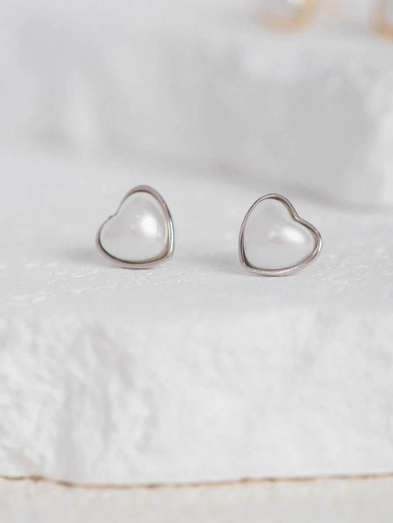 A pair of women's simple and elegant S925 sterling silver heart-shaped stud earrings. Fashionable and suitable for daily commuting, dating and parties.