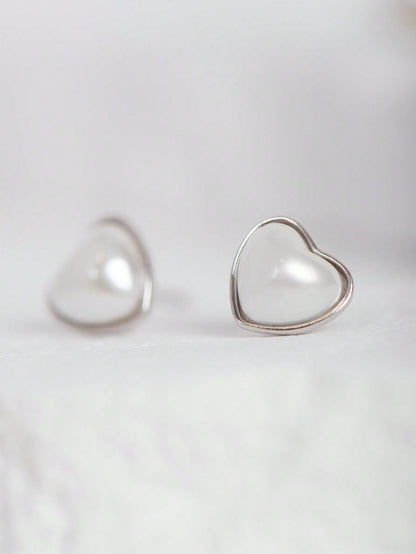 A pair of women's simple and elegant S925 sterling silver heart-shaped stud earrings. Fashionable and suitable for daily commuting, dating and parties.