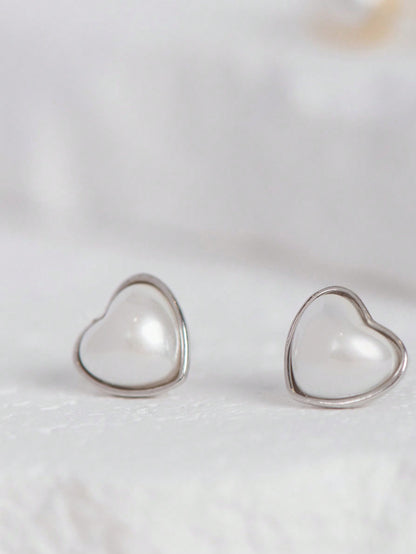 A pair of women's simple and elegant S925 sterling silver heart-shaped stud earrings. Fashionable and suitable for daily commuting, dating and parties.