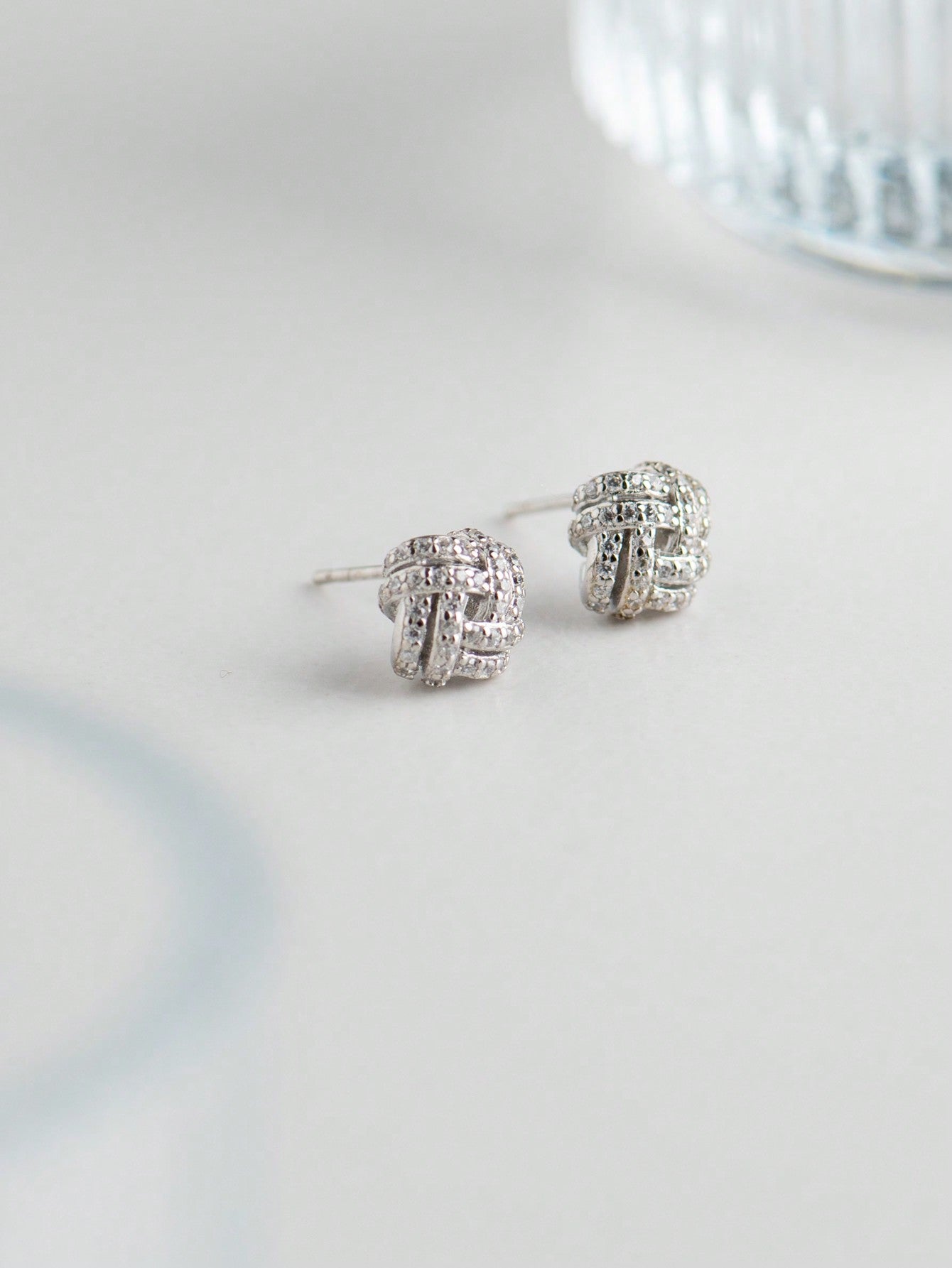 A pair of women's elegant and generous S925 silver earrings. Light luxury and fashionable, suitable for daily dating.