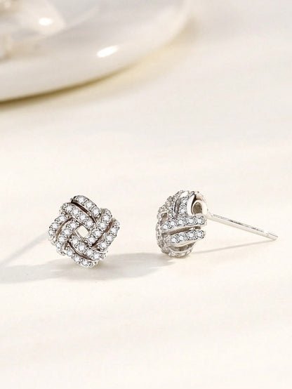 A pair of women's elegant and generous S925 silver earrings. Light luxury and fashionable, suitable for daily dating.