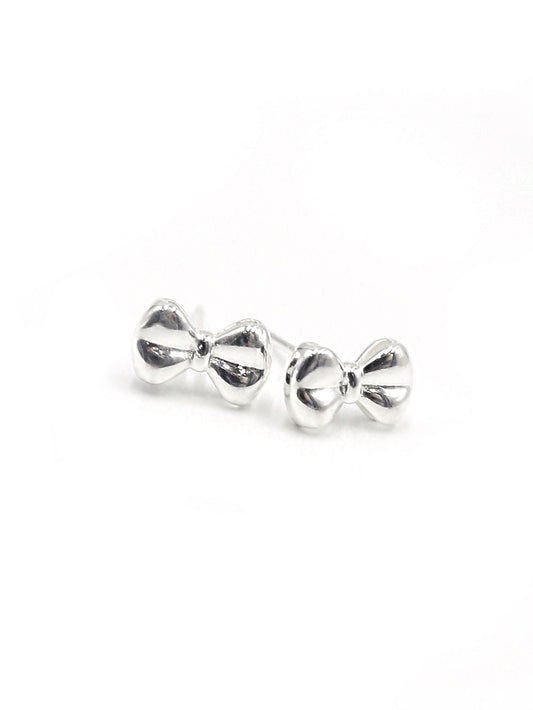 LEIDAI A pair of women's delicate bow 925 sterling silver stud earrings are stylish and simple for everyday commute wear